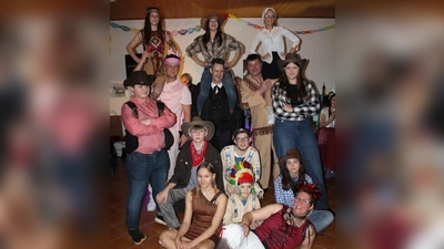 Die „Flotten Hotten“ legten mit ihren Sportleitern beim Schützenfasching in Heumaden einen tollen Auftritt aufs Parkett und ernteten viel Applaus. (Bild: Claudia Kraus)