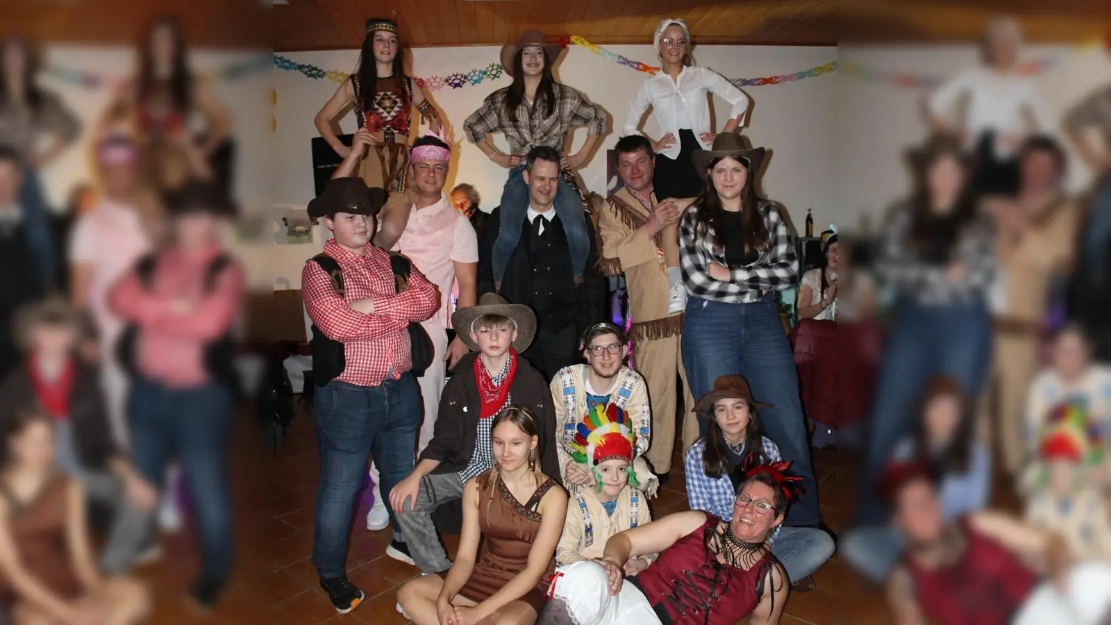 Die „Flotten Hotten“ legten mit ihren Sportleitern beim Schützenfasching in Heumaden einen tollen Auftritt aufs Parkett und ernteten viel Applaus. (Bild: Claudia Kraus)