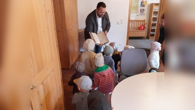 Kinder besuchen den Bürgermeister (Bild: Sarah Schieder)