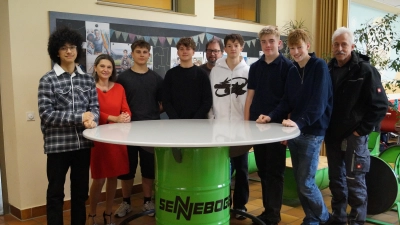 Freuen sich über das gelungene Ergebnis: Schulleiterin Diana Schmidberger, Werkenlehrer Andreas Stark und Ausbilder Gerhard Peter (Sennebogen). (Bild: Florian Dendorfer)