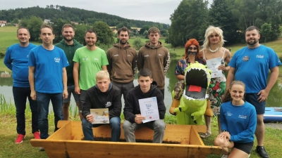 Die drei Erstplatzierten des Sautrogrennens sowie das Team mit der außergewöhnlichsten Verkleidung zusammen mit den beiden Vorständen Thomas Zinkl und Lukas Geyer sowie den beiden Wettkampfleitern Anika Meier und Simon Zinkl. (Bild: Thomas Zinkl )