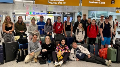 Die Teilnehmer des Jugendaustausches nach Malta warten auf ihren Abflug (Bild: Linda Kraus)