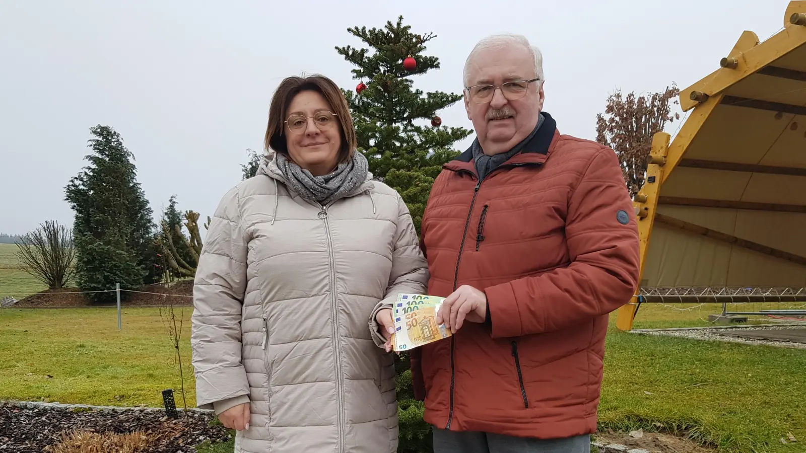 Petra Bäumler konnte an den 1. Vorsitzenden der Kinder-Krebshilfe nördliche Oberpfalz Herbert Putzer 400 Euro vom Kuchen- und Cafe-Verkauf bei der Verbrauchermesse in Moosbach für die Kinderkrebshilfe übergeben. (Bild: Peter Garreiss)