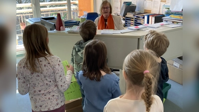 Die Vorschulkinder erkundeten das Etzenrichter Schulhaus. Das Sekretariat war eine Station bei der Schulhausrallye. (Bild: Martina Schott)