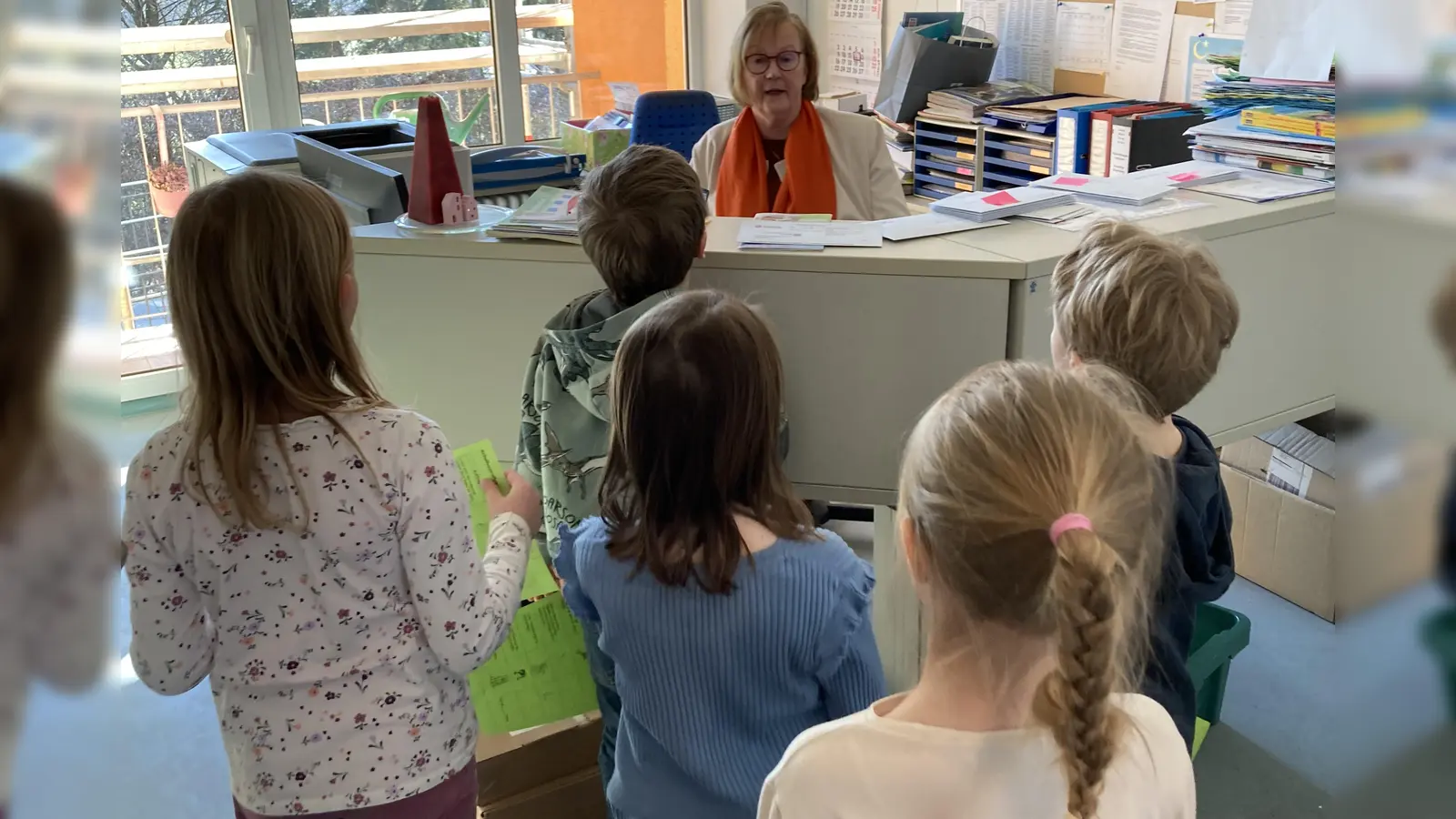 Die Vorschulkinder erkundeten das Etzenrichter Schulhaus. Das Sekretariat war eine Station bei der Schulhausrallye. (Bild: Martina Schott)