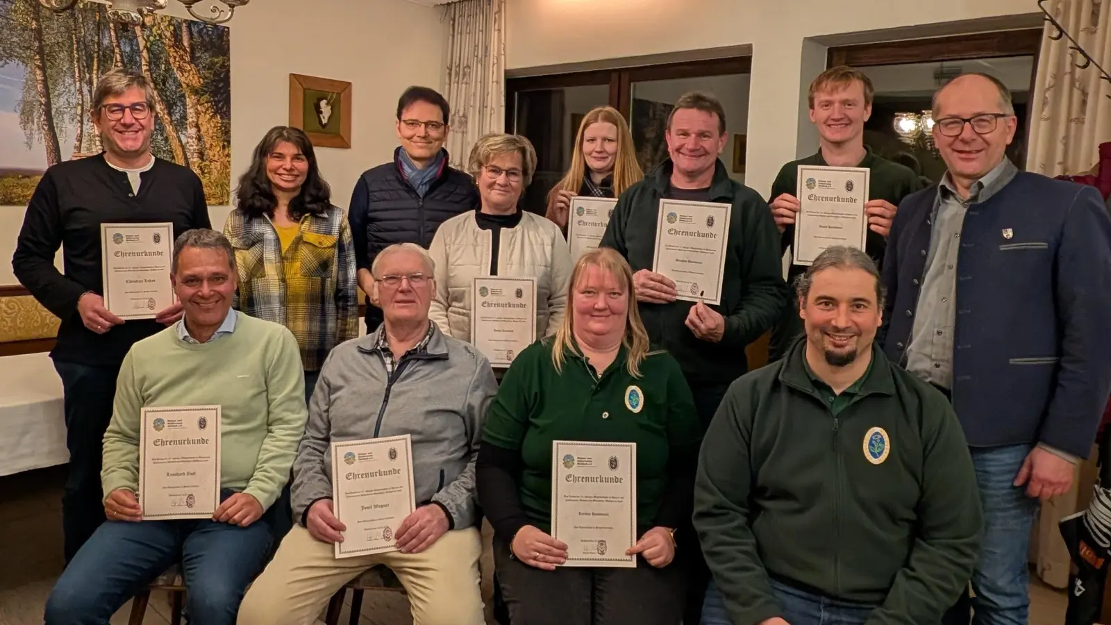Zahlreiche Ehrungen für 15 Jahre und für 25 Jahre Mitgliedschaft waren Teil der Jahreshauptversammlung des HUK Waldeck.Vorne rechts sitzend: 1. Vorstand Johannes Wagner; Dahinter rechts stehend: Bürgermeister Roman Schäffler.  (Bild: Johannes Wagner)