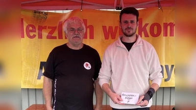Mit dem Klassesieg beim Slalom des MSC Wiesau sicherte sich Florian Fachtan (rechts)den Titel im Regional Pokal Oberfranken. (Bild: Karl-Heinz Dietrich)