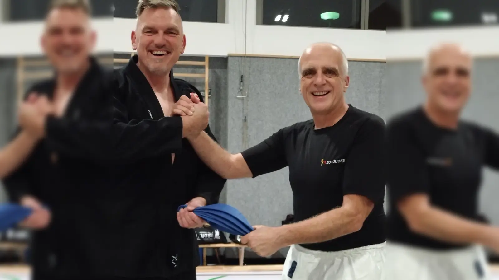 Markus Grohmann rechts übergibt den erreichten Gürtel an Frank Küspert, links im bild. (Bild: Markus Grohmann )