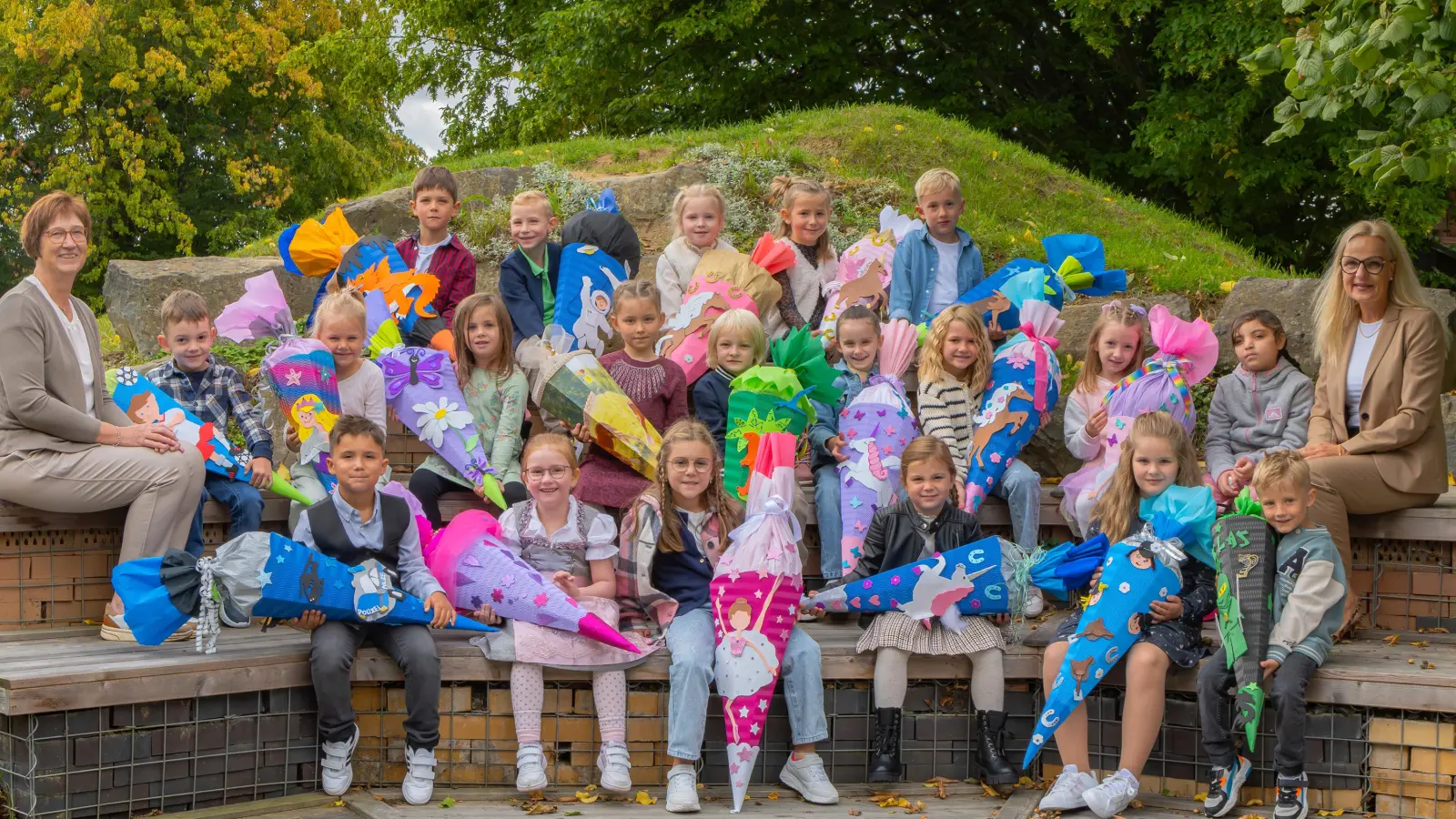Die neuen Erstklasskinder der Grundschule Konnersreuth zusammen mit Rektorin Michaela Ponnath (rechts) und Klassenlehrerin Birgit Lehmann (links). (Bild: Horst Baderschneider)