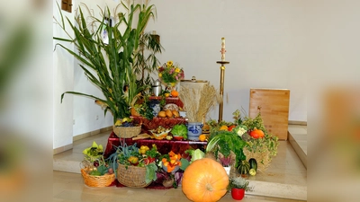 <br>Auch Kinder schmückten den Erntealtar mit, sie waren stolz hiermit beteiligt worden zu sein. (Bild: Josef Heil)