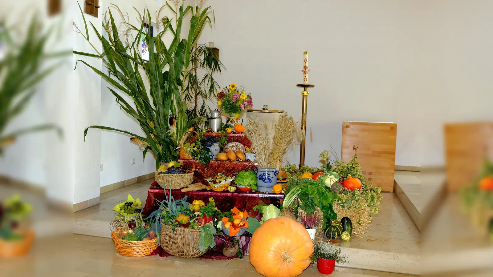 <br>Auch Kinder schmückten den Erntealtar mit, sie waren stolz hiermit beteiligt worden zu sein. (Bild: Josef Heil)