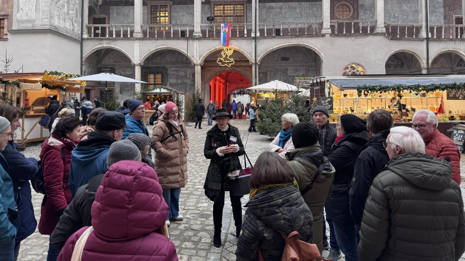 Frau Mischka mit der Gruppe im Schlosshof (Bild: Jochen Kellner-Bodendörfer)