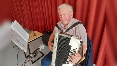 Konrad Merkl am Akkordeon. (Bild: Alfred Schuster)