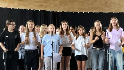 Die Schulband der Grund- und Mittelschule begleitete die Entlassfeier (Bild: Hans Walter)