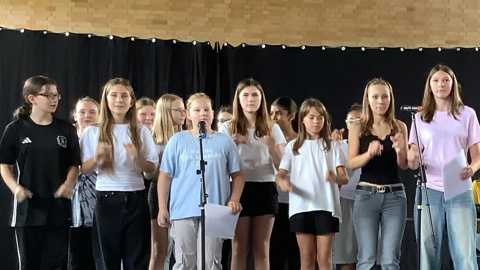 Die Schulband der Grund- und Mittelschule begleitete die Entlassfeier (Bild: Hans Walter)