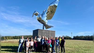 Die Gruppe des Dorf- und Kulturvereins Lintach bei der Friedenstaube am Europa-Tempel in Etsdorf. (Bild: Wilhelm Koch)