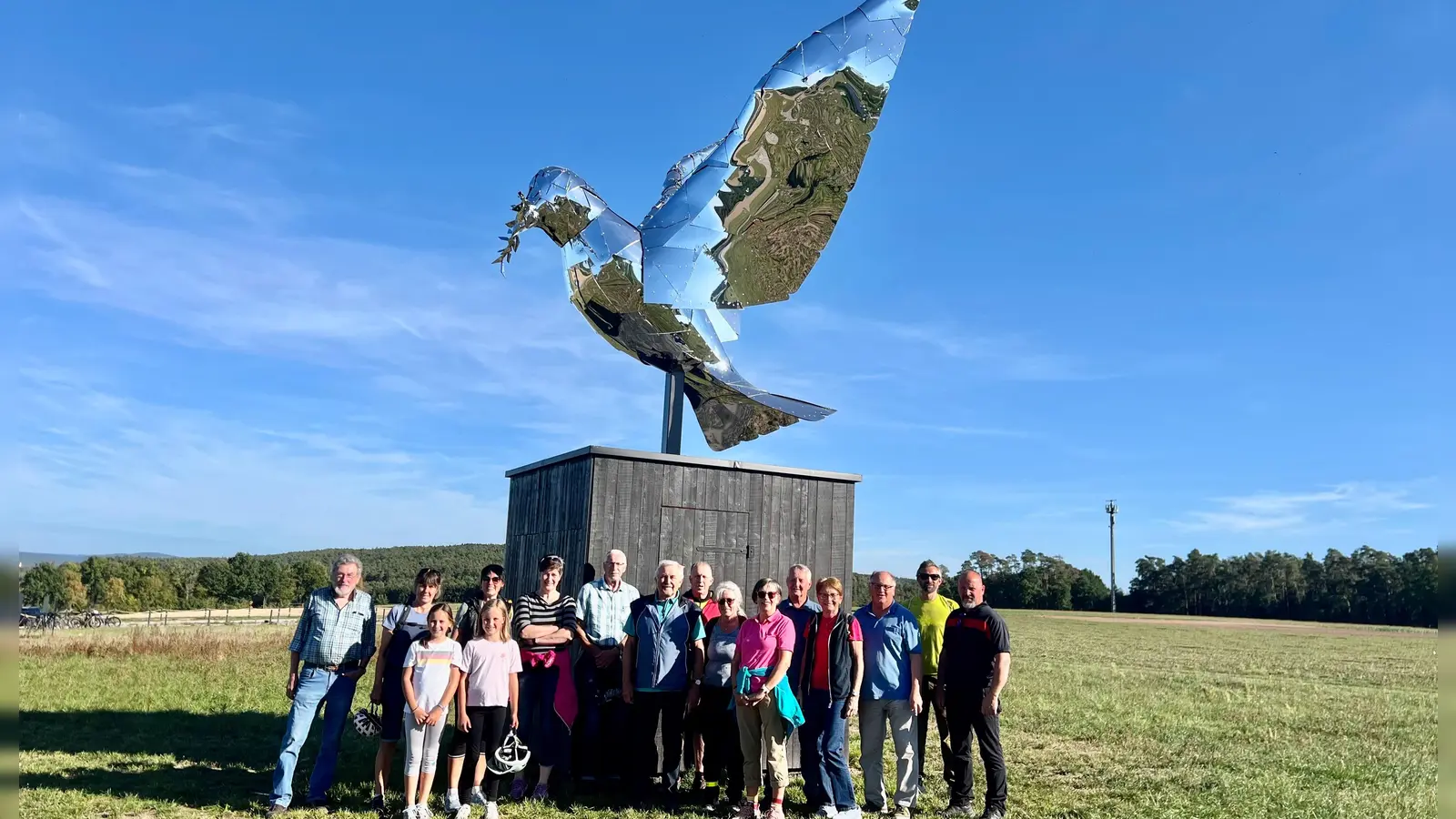 Die Gruppe des Dorf- und Kulturvereins Lintach bei der Friedenstaube am Europa-Tempel in Etsdorf. (Bild: Wilhelm Koch)