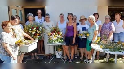 Die Helferinnen beim Kräuterbüschelbinden, mit dabei Gerlinde Lohrer und Anke Spandau vom Vorstandsteam. (Bild: Angelika Vogl)