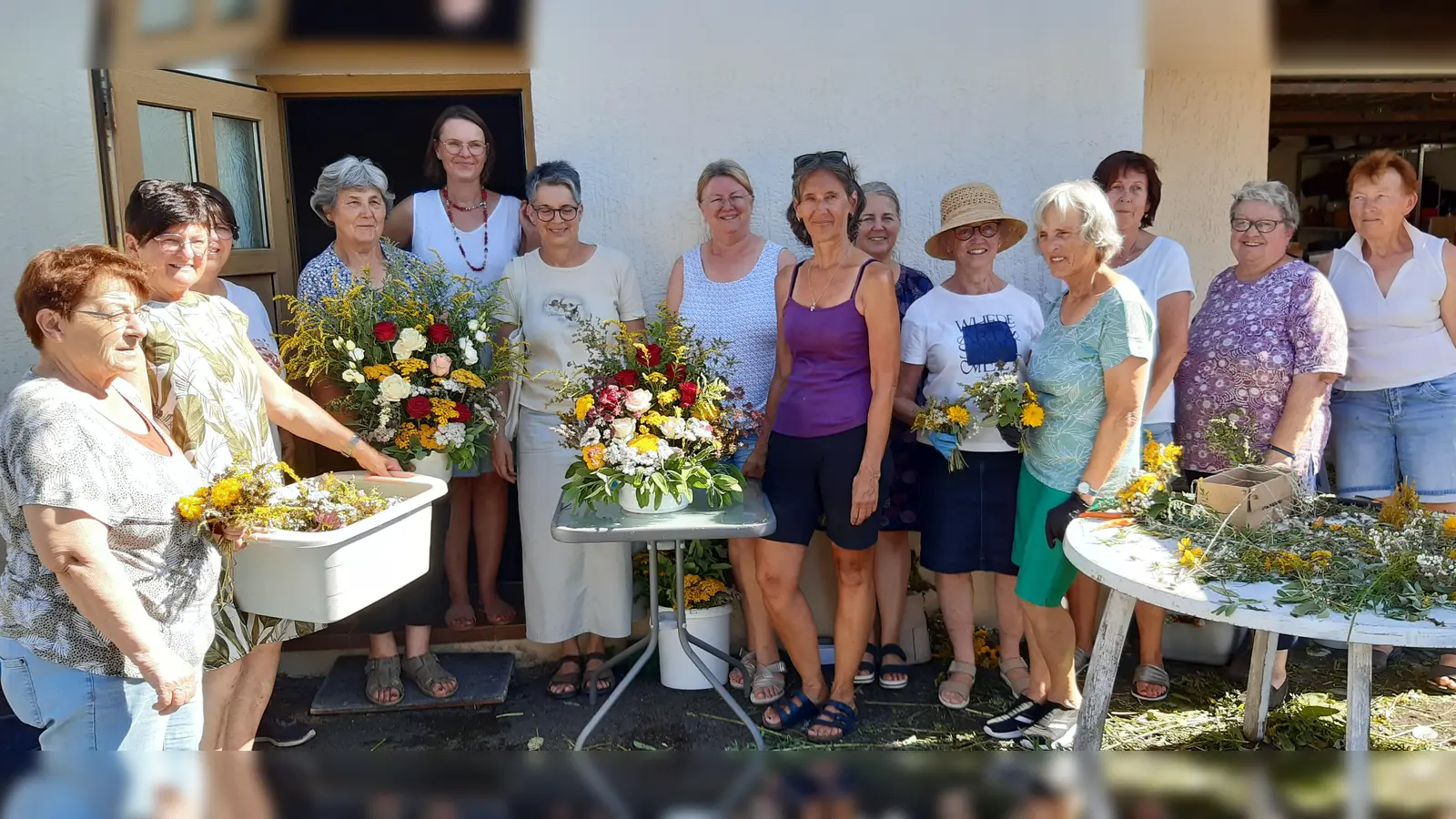 Die Helferinnen beim Kräuterbüschelbinden, mit dabei Gerlinde Lohrer und Anke Spandau vom Vorstandsteam. (Bild: Angelika Vogl)
