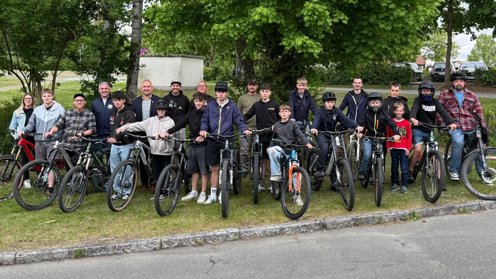Die Versammlungsmitglieder der Mountainbike Abteilung der TSG<br>Im Bild die neu gewählte Abteilungsleitung: zweiter v.l Jonas Kinner, Dritter v.l. Janos Bredow, achter v.l. Christian Wenzl, zehnter v.l. Rene Daate  (Bild:  Bogner Bernhard )