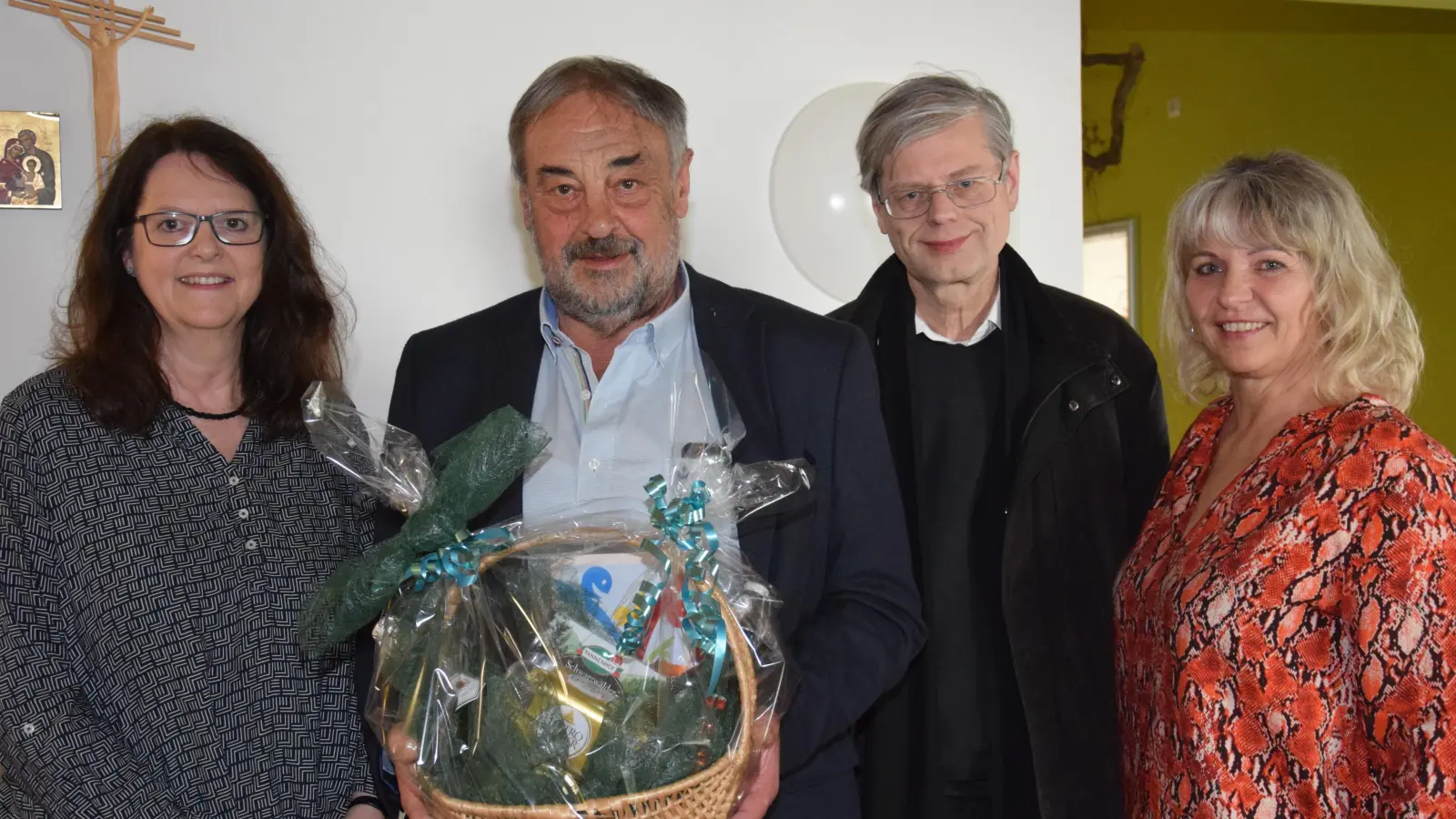 Bei der Josefsfeier der Kindertagesstätte verabschiedeten Leiterin Sonja Kick (links) und ihre Stellvertreterin Martina Lorenz (rechts) gemeinsam mit Pfarrer Norbert Götz (2.v.re) Bürgermeister Josef Beimler (2.v.li) mit einem kleinen Geschenk in den Ruhestand. (Bild: Tanja Pflaum)