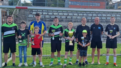 Die Spielführer der Wilde‑Liga‑Teams aus Heinrichskirchen, Pillmersried, Diepoltsried und Thanstein bei der Siegerehrung in Winklarn, gemeinsam mit Spielleiter Sebastian Wagner (links) und Schiedsrichter Ralf Waworka (zweiter von rechts). (Bild: Magdalena Niebauer)