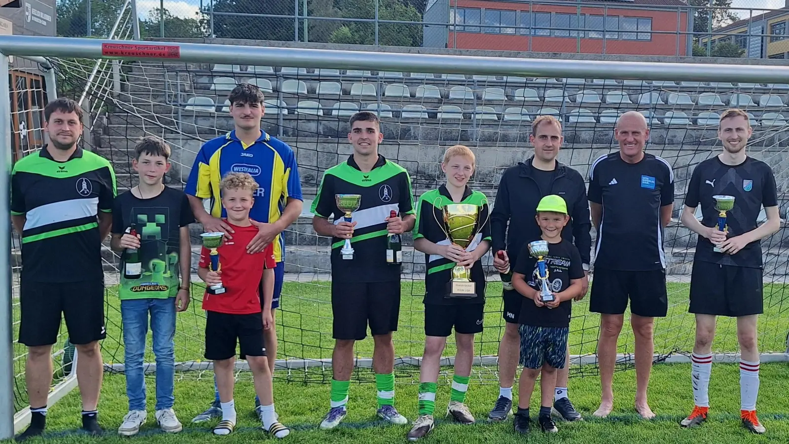 Die Spielführer der Wilde‑Liga‑Teams aus Heinrichskirchen, Pillmersried, Diepoltsried und Thanstein bei der Siegerehrung in Winklarn, gemeinsam mit Spielleiter Sebastian Wagner (links) und Schiedsrichter Ralf Waworka (zweiter von rechts). (Bild: Magdalena Niebauer)