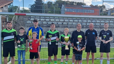 Die Spielführer der Wilde‑Liga‑Teams aus Heinrichskirchen, Pillmersried, Diepoltsried und Thanstein bei der Siegerehrung in Winklarn, gemeinsam mit Spielleiter Sebastian Wagner (links) und Schiedsrichter Ralf Waworka (zweiter von rechts). (Bild: Magdalena Niebauer)