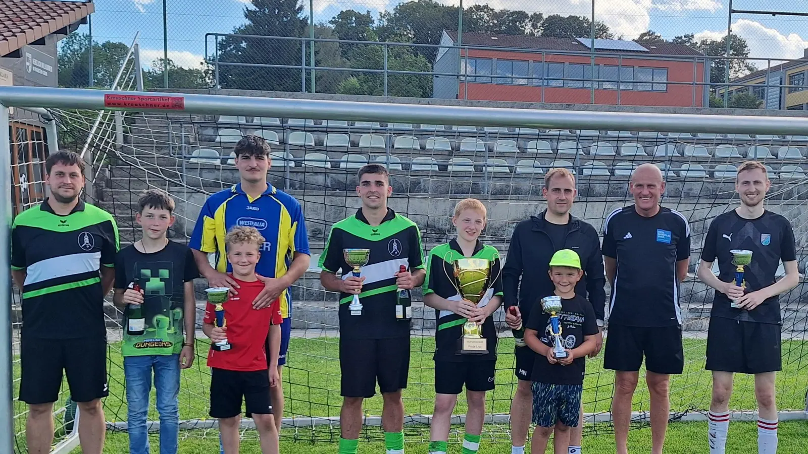 Die Spielführer der Wilde‑Liga‑Teams aus Heinrichskirchen, Pillmersried, Diepoltsried und Thanstein bei der Siegerehrung in Winklarn, gemeinsam mit Spielleiter Sebastian Wagner (links) und Schiedsrichter Ralf Waworka (zweiter von rechts). (Bild: Magdalena Niebauer)