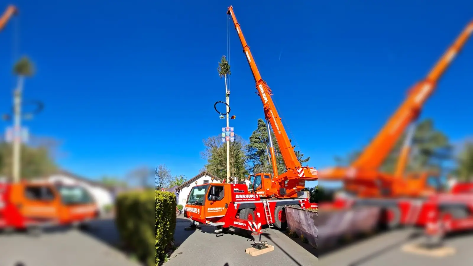Der Kranfahrer der Firma Einhäupl hebt den Maibaum präzise in seine Halterung. (Bild: Thomas Reich)