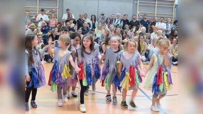 Mit bunten Farben verdeutlichten die Kinder verschiedene Gefühlszustände beim Farbenspiel. (Bild: Marie Schwägerl)