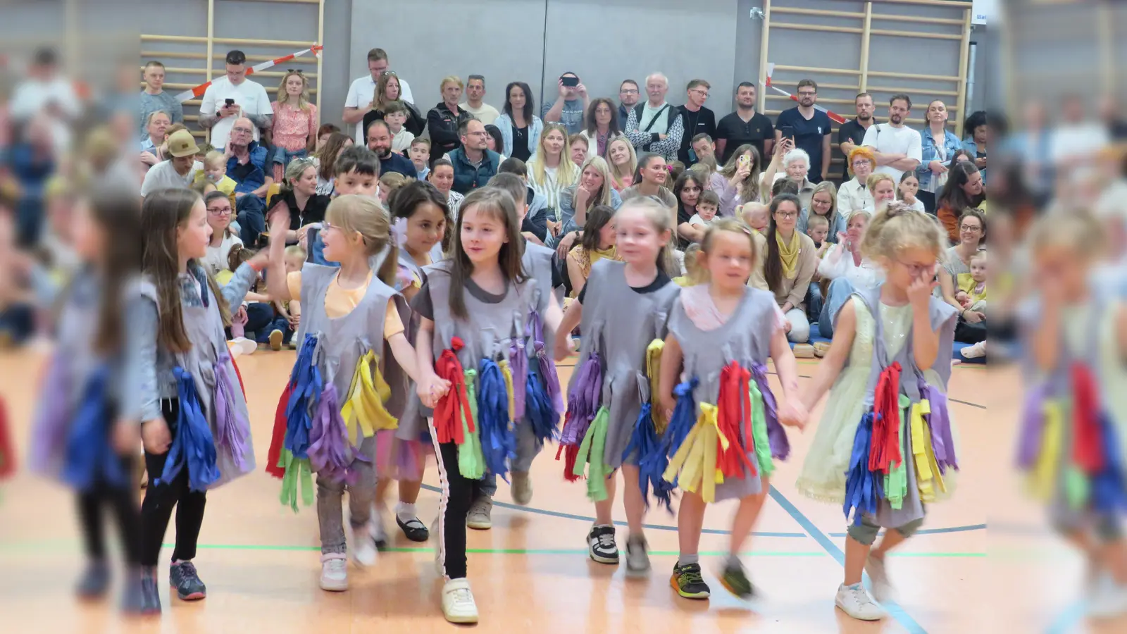 Mit bunten Farben verdeutlichten die Kinder verschiedene Gefühlszustände beim Farbenspiel. (Bild: Marie Schwägerl)