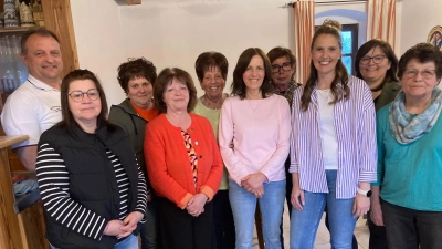 Die Vorstandschaft: Anna Meindl, Maria Bodensteiner, Steffi Malzer (neue Vize), Gisela Guse, Manuela Weißenburger (neue Vorsitzende) Christa Brünsch, Anita Kleber, Kerstin Rieder, Sabine Beierl und Bürgermeister Anton Kappl (von rechts)  (Bild: Sieglinde Schärtl)