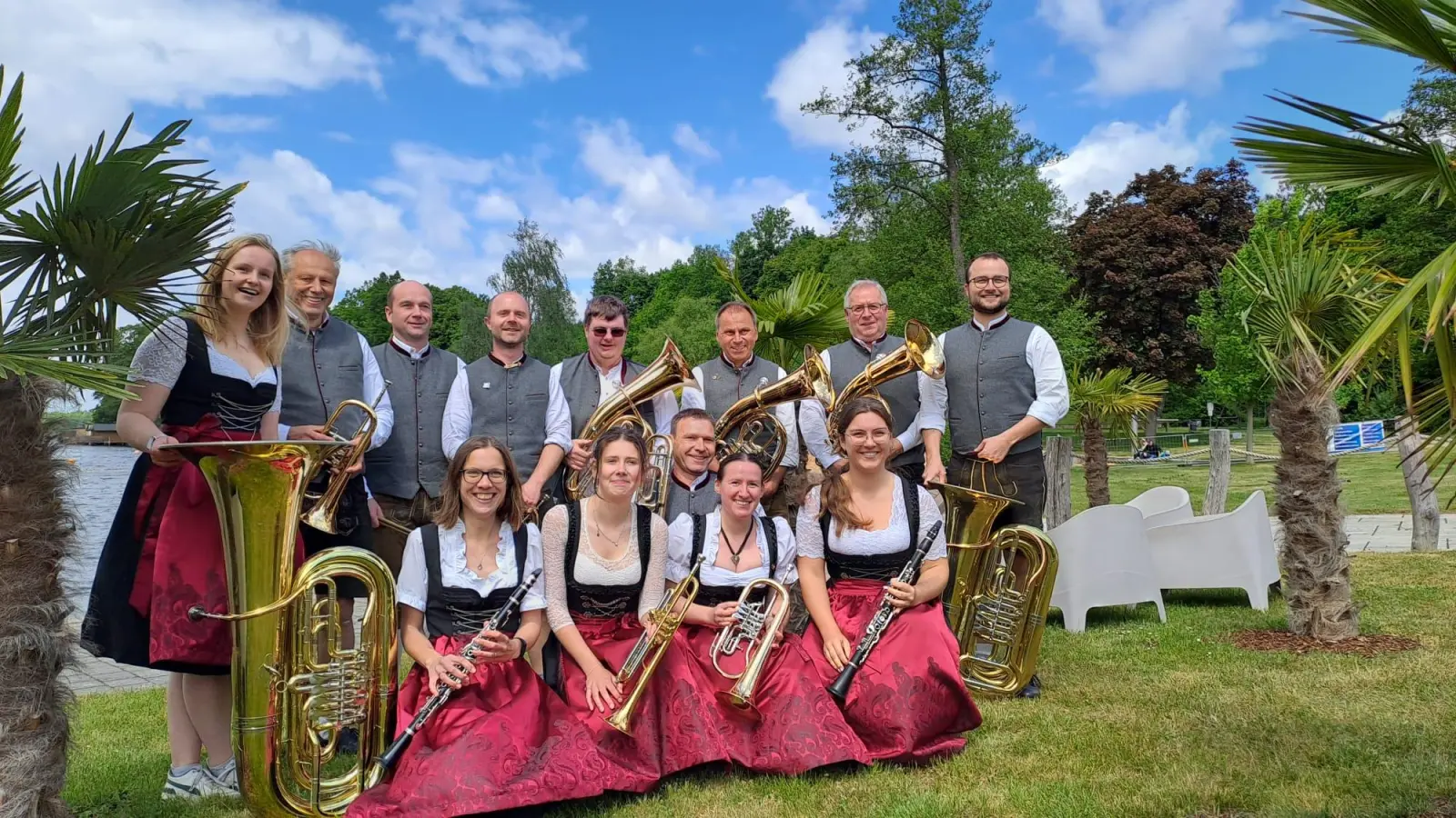 Bayerisch, böhmisch, mährisch und alpenländisch erklingt es bei einer Serenade mit der Stadtkapelle im Pausenhof der Grund- und Mittelschule  (Bild: Robert Dotzauer)