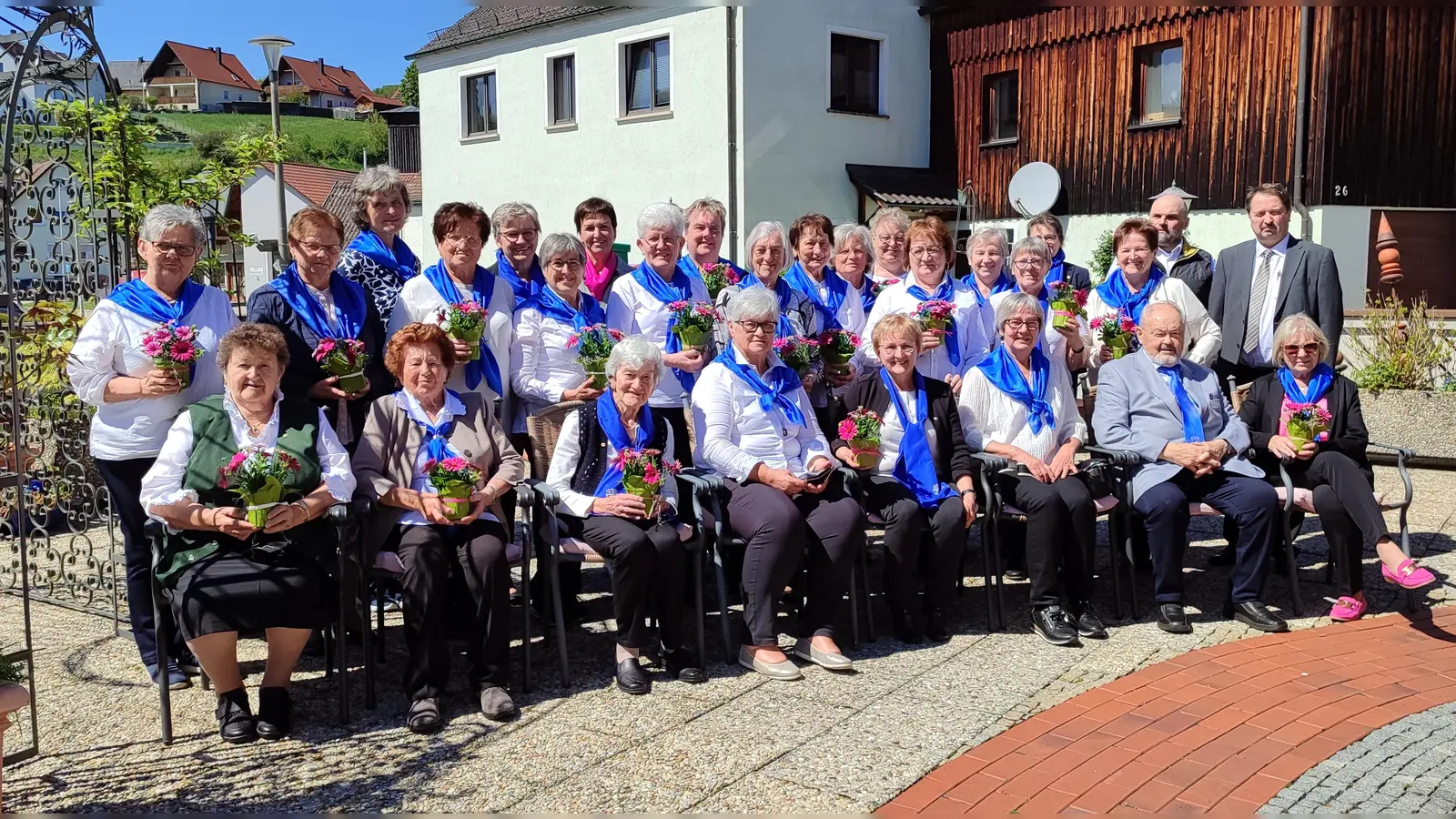 Die geehrten Mitglieder des Frauenbundes Trausnitz zusammen mit den Ehrengästen Rita Kleierl vom Diözesanverband Regensburg (hinten mit pinkfarbenem Schal), Altbürgermeister Hubert Pröls (vorne, 2. von rechts), Bürgermeister Reinhard Schwarz und Pfarrer Hans Spitzhirn (hintere Reihe, von rechts) (Bild: Judith Hackner)