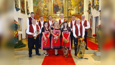 Die „Störnsteiner Blasmusik” unter der Leitung von Gerhard Träger (vorne rechts) gestaltet am 18.05.2025 eine Maiandacht in der Klosterkirche Speinshart mit Marienliedern musikalisch. (Bild: Michaela Schuller)