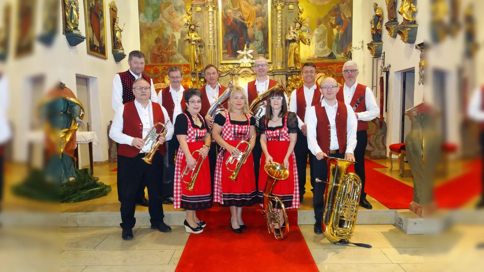 Die „Störnsteiner Blasmusik” unter der Leitung von Gerhard Träger (vorne rechts) gestaltet am 18.05.2025 eine Maiandacht in der Klosterkirche Speinshart mit Marienliedern musikalisch. (Bild: Michaela Schuller)