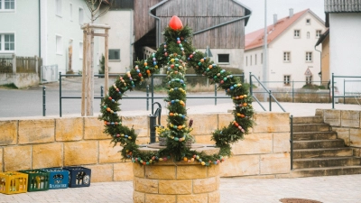 Osterbrunnen am Dorfplatz in Sassenreuth (Bild: Pia Schecklmann)