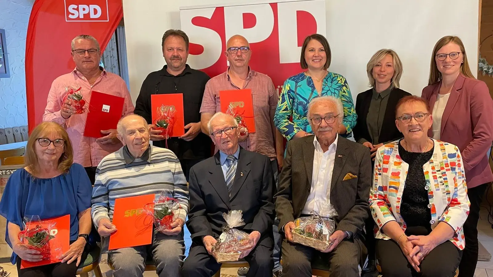 Sitzend von Links: Gerda Berlitz-Kleine, Hans Gollwitzer, Johann Roll, Oskar Schwarz, Maria Sauer<br>Stehend von Links:; Martin Meyer, Reinhard Roll, Jürgen Roll, Dr. Carolin Wagner, MdB, Michaela Treml, Nicole Bäumler, MdL  (Bild: Manuela Riffel)