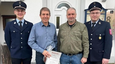 Hans Hutzlers 40-jährige Treue zur Feuerwehr wird mit einer Urkunde gewürdigt. Im Bild (von links): Zweiter Vorsitzender Thomas Forster, Josef Hutzler sen., Bürgermeister Herbert Laubmann und erster Vorsitzender Josef Hutzler.  (Bild: Feuerwehr Wagnern/exb)