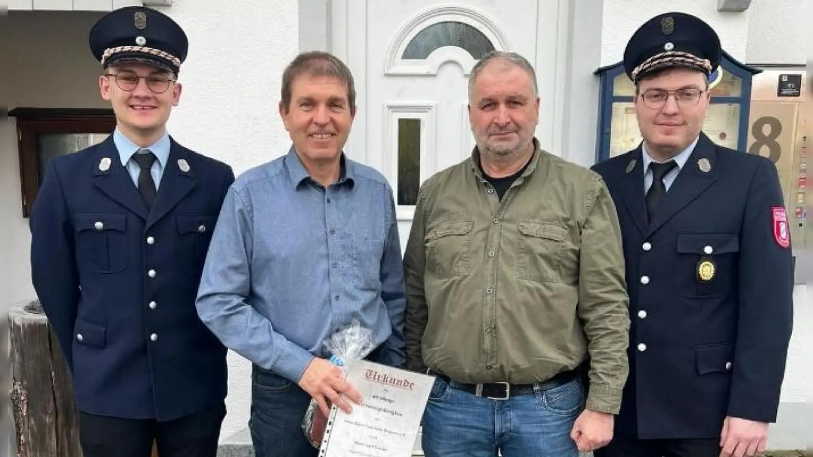 Hans Hutzlers 40-jährige Treue zur Feuerwehr wird mit einer Urkunde gewürdigt. Im Bild (von links): Zweiter Vorsitzender Thomas Forster, Josef Hutzler sen., Bürgermeister Herbert Laubmann und erster Vorsitzender Josef Hutzler.  (Bild: Feuerwehr Wagnern/exb)