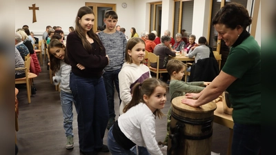 Selbst der Nachwuchs drehte am Butterfass. (Bild: Rudi Gruber)