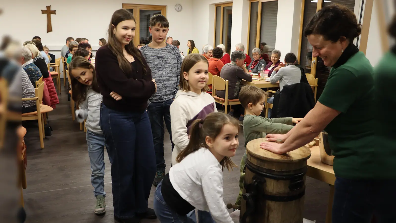 Selbst der Nachwuchs drehte am Butterfass. (Bild: Rudi Gruber)