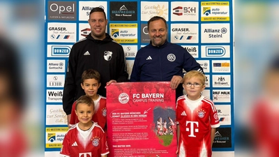 SpVgg-Jugendleiter Dominik Scharf (links) und FCT-Vorstand Wolfgang Seitz (rechts) freuen sich zusammen mit den Jugendspielern auf das FC Bayern Campus Training (Bild: Florian Dötsch)