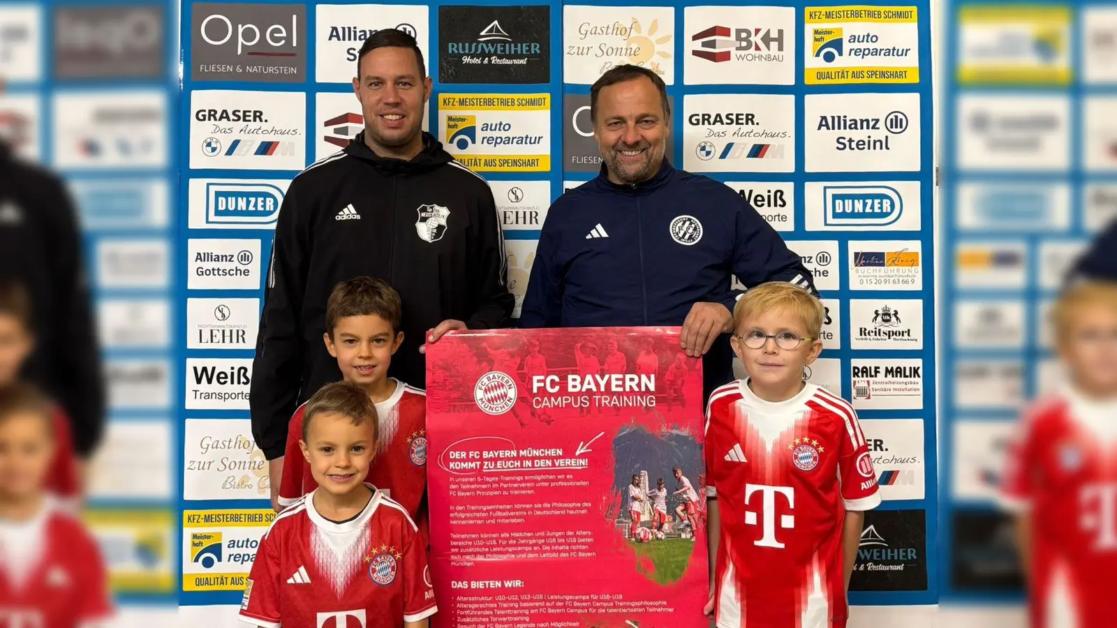 SpVgg-Jugendleiter Dominik Scharf (links) und FCT-Vorstand Wolfgang Seitz (rechts) freuen sich zusammen mit den Jugendspielern auf das FC Bayern Campus Training (Bild: Florian Dötsch)