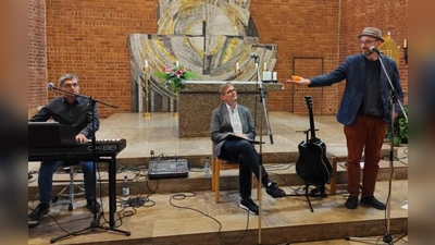 Das Trio mit (von links) Franz Schuier, Pfarrer Christoph Seidl und Hubert Treml berührt die Zuhörer mit einem Konzert in der Kirche Maria Waldrast in Weiden.  (Bild: Susanne Döbereiner)