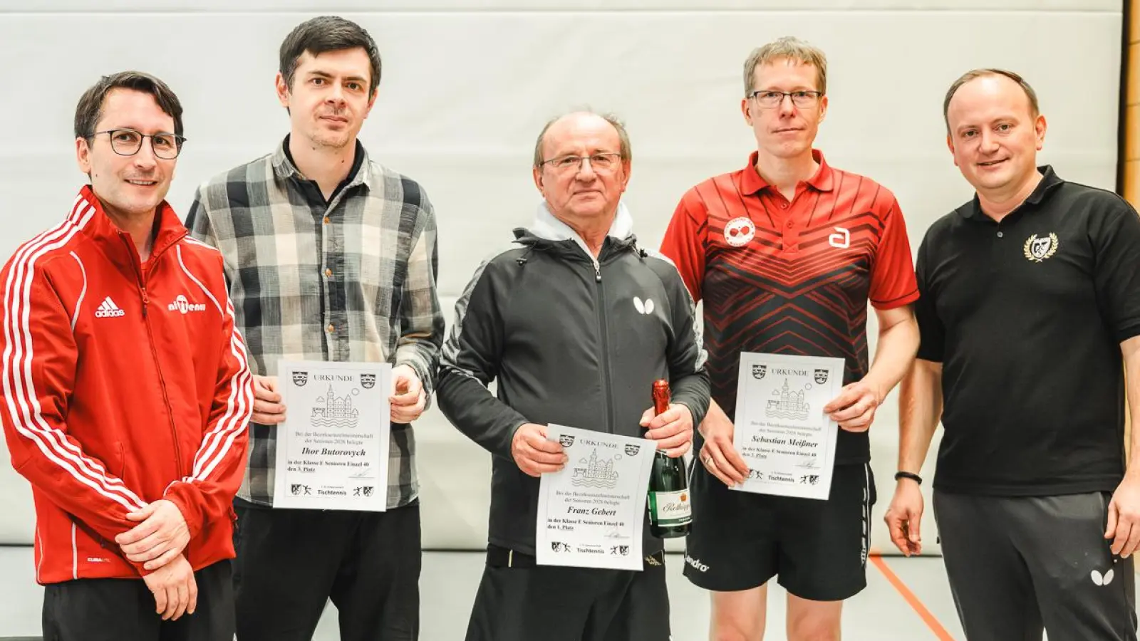 Sebastian Meißner (2. v. re.) vertrat unsere Tischtennisregion Tirschenreuth mit einem großartigen 2. Platz bei den Bezirkseinzelmeisterschaften der Seniorinnen und Senioren in der AK 40 E-Klasse. (Bild: Tobi Frauendorfer)
