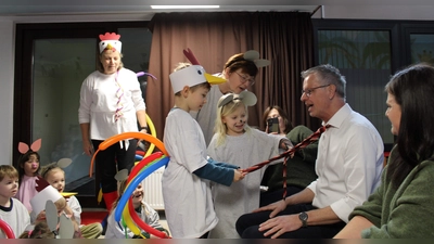 Bürgermeister Hermann Falk nahm es wie alle Jahre mit Humor – am Unsinnigen Donnerstag muss seine Krawatte dran glauben. Dafür sorgen alle Jahre die Kleinen des St. Wolfgang-Kindergartens. Heuer waren Nora und Noah die Übeltäter. (Bild: Martina Dolles)