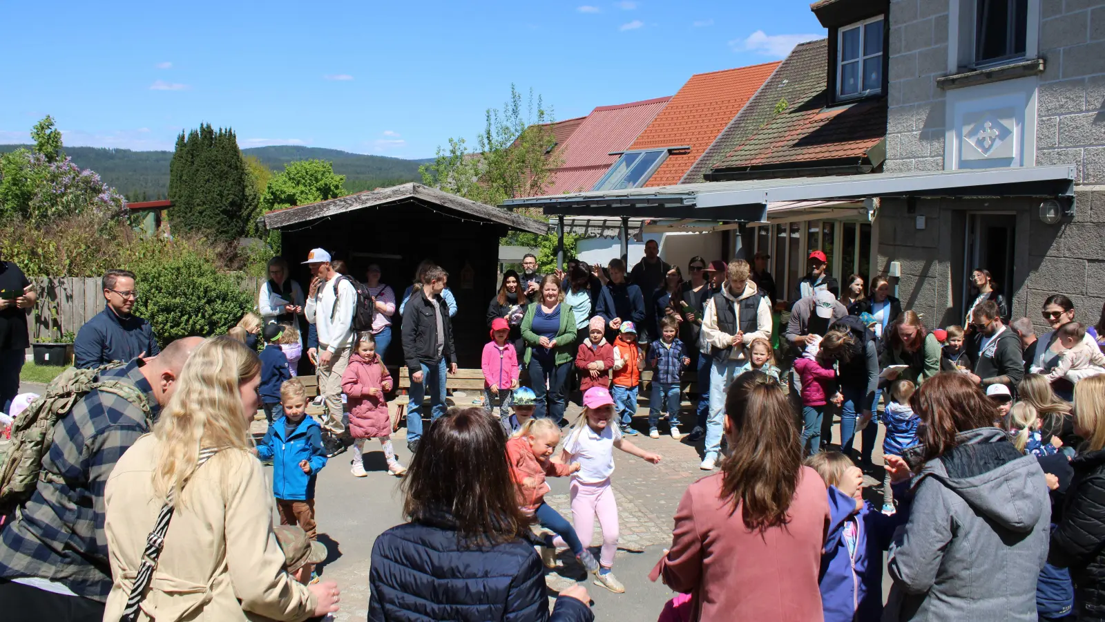 Elternfeier im Garten (Bild: Linda Tretter)