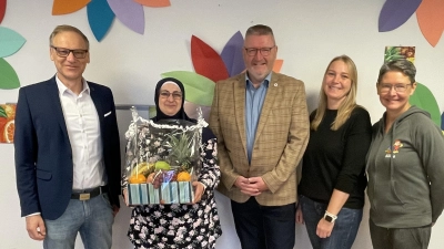 Auf dem Bild von links: Bürgermeister Bernd Sommer, Abeer Akkab/neue Frühstückslotsin, Klaus Schuster/Vorsitzender OGV Waldsassen, Diana Männer/Leiterin Hort, Silvia Engel/Frühstückslotsin der ersten Stunde (Bild: Klaus Schuster)